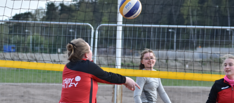 Flickor spelar beachvolleyboll i Täby Park